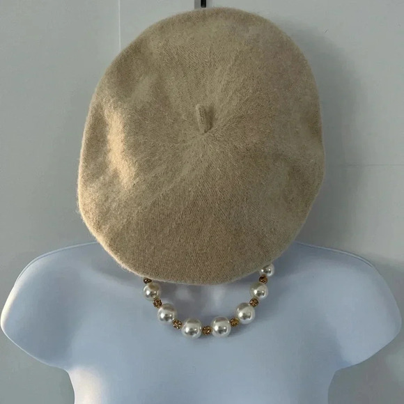 Cream coloured  Beret/ Part Wool/ Winter/ Fall - Picture 3 of 8